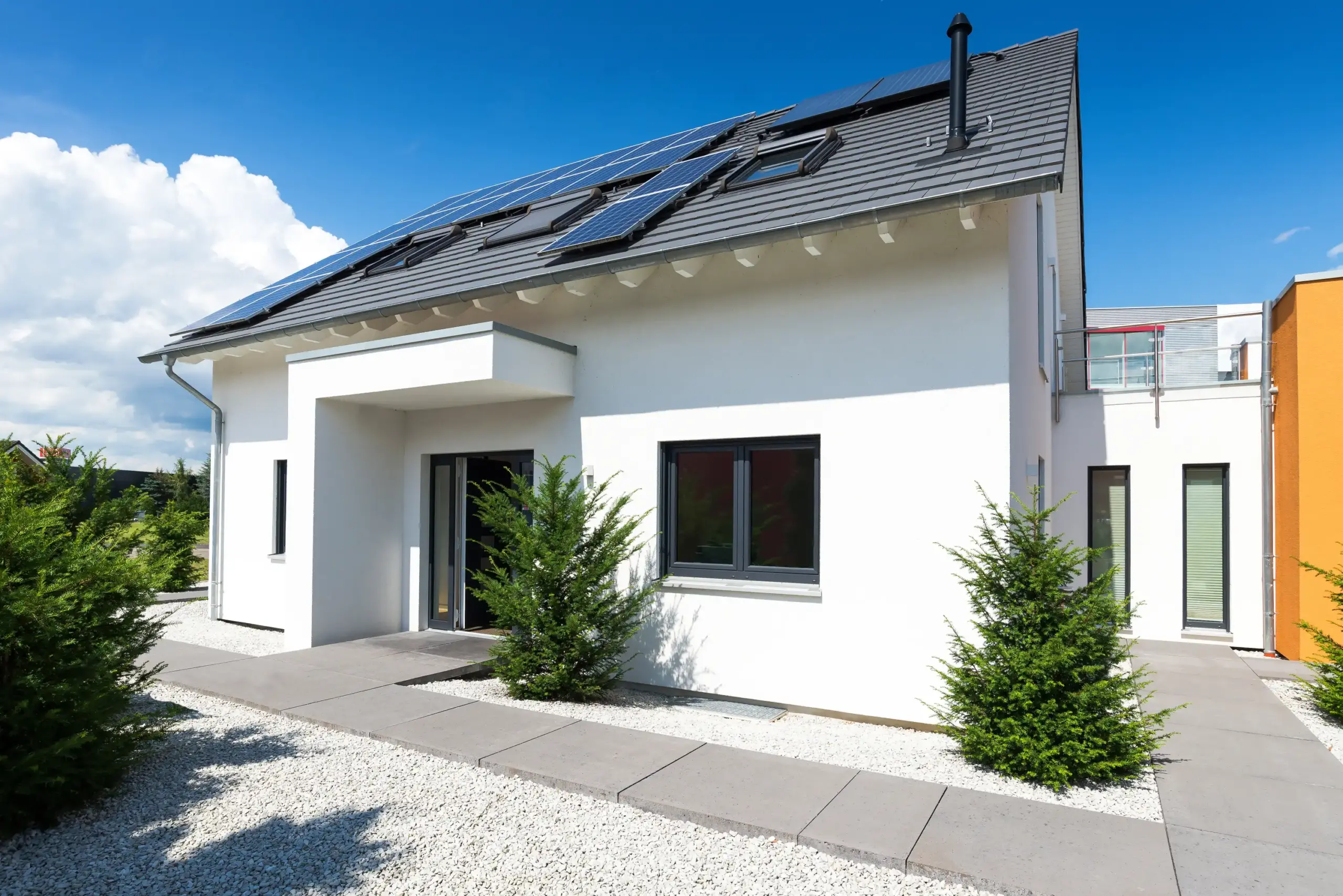 Oportunidad de Hogar en Pamplona, Norte de Santander: Mujer presentando una casa sobre una mesa, con detalles inmobiliarios como contratos y llaves. Nuestra dedicación se refleja en cada elemento, ofreciendo un servicio inmobiliario confiable y lleno de compromiso en cada paso del proceso.