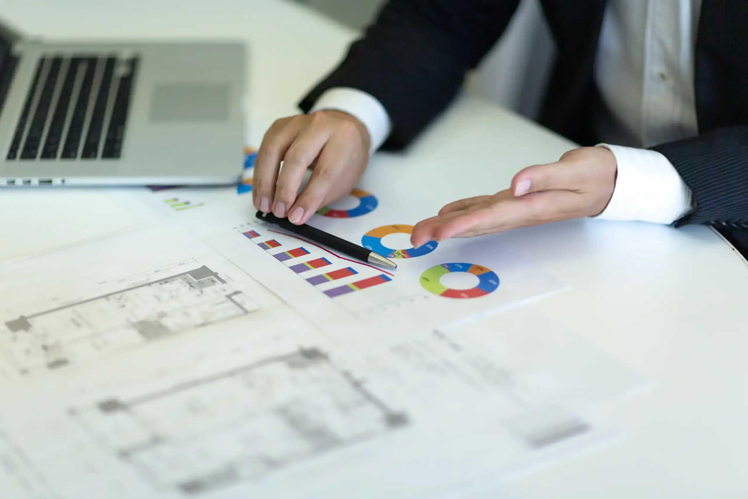 Oportunidad de Hogar en Pamplona, Norte de Santander: Mujer presentando una casa sobre una mesa, con detalles inmobiliarios como contratos y llaves. Nuestra dedicación se refleja en cada elemento, ofreciendo un servicio inmobiliario confiable y lleno de compromiso en cada paso del proceso.